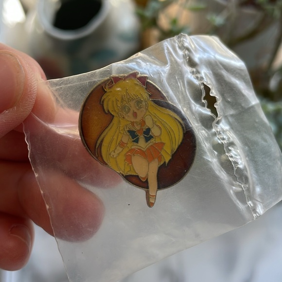 Vintage SAILOR MOON - Sailor Venus PIN Sealed - Picture 2 of 4